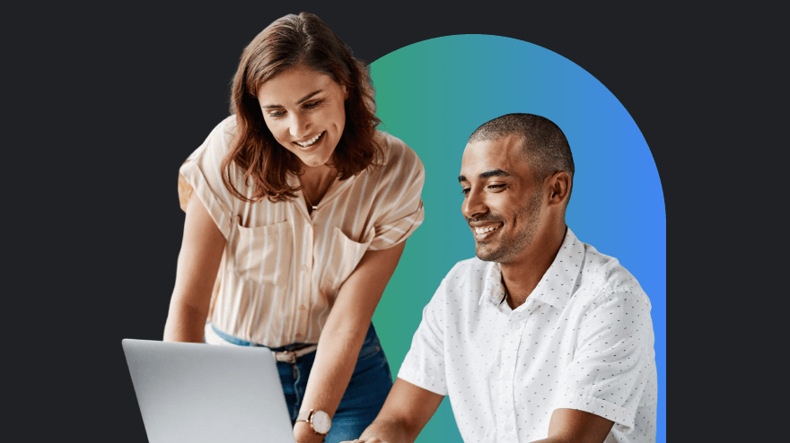 Uma mulher e um homem trabalhando juntos em um notebook.