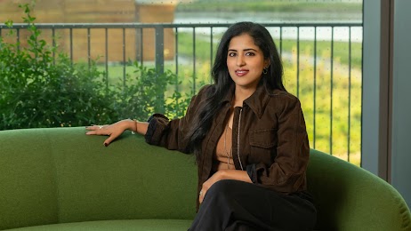 Vidhya Srinivasan รองประธานและผู้จัดการทั่วไปฝ่ายโฆษณาและพาณิชย์ของ Google นั่งอยู่บนโซฟาสีเขียวริมหน้าต่างที่มองออกไปเห็นพุ่มไม้และราวระเบียง เธอมีผิวสีน้ำผึ้งและผมยาวสีเข้ม สวมเสื้อแจ็กเก็ตสีน้ำตาลสไตล์ลำลองทับเสื้อตัวในสีน้ำตาลอ่อน และสวมกางเกงสแล็คสีดำ